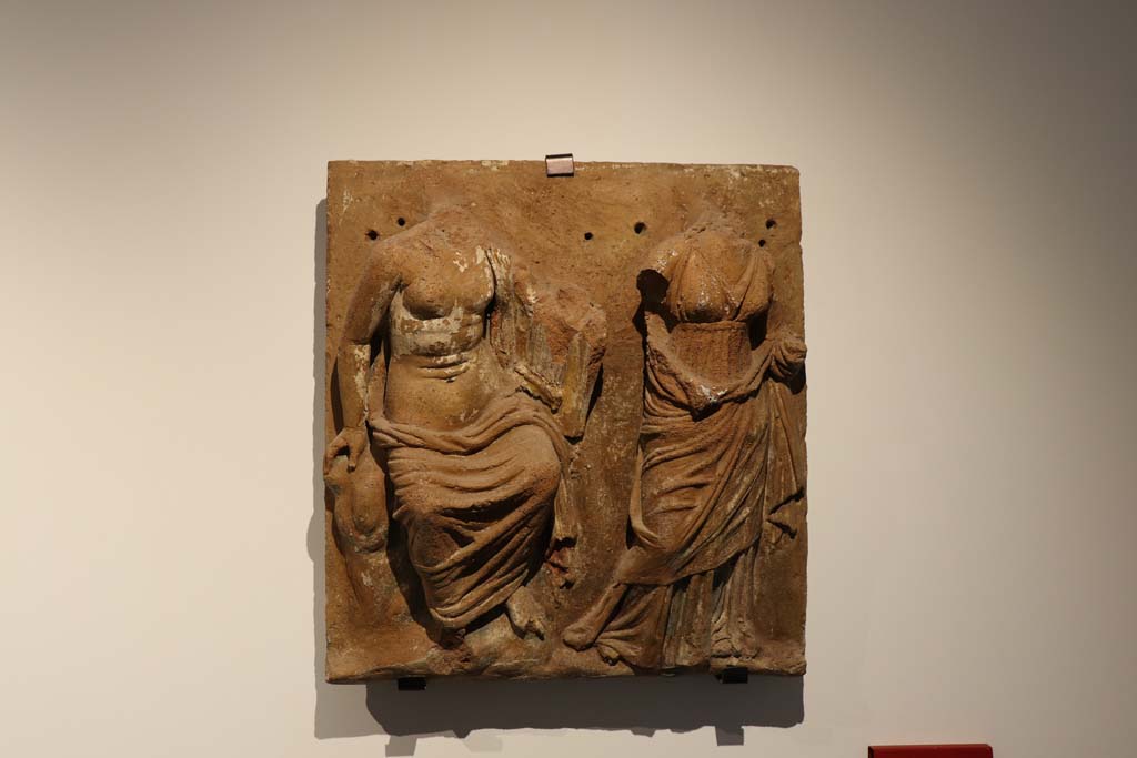 VI.17.42, Pompeii. February 2021. Terracotta plaque found in VI.17.42, of a floral frieze with gods and cupids.
On display in Antiquarium at VIII.1.4, from Insula Occidentalis. Photo courtesy of Fabien Bièvre-Perrin (CC BY-NC-SA).
