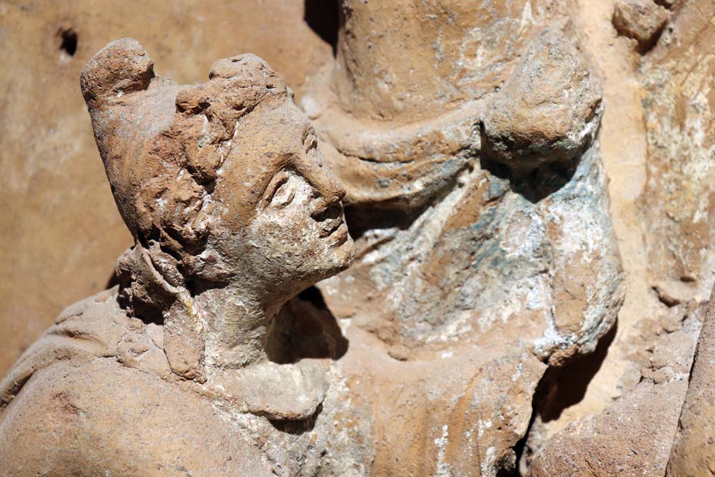 VI.17.42, Pompeii. February 2021. Detail from terracotta plaque found in VI.17.42.
On display in Antiquarium, from Insula Occidentalis. Photo courtesy of Fabien Bièvre-Perrin (CC BY-NC-SA).