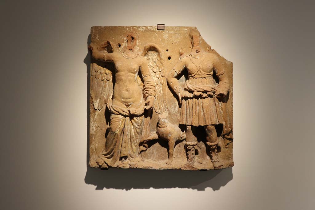 VI.17.42, Pompeii. February 2021. Terracotta plaque found in VI.17.42, of a floral frieze with gods and cupids.
On display in Antiquarium, from Insula Occidentalis. Photo courtesy of Fabien Bièvre-Perrin (CC BY-NC-SA).

