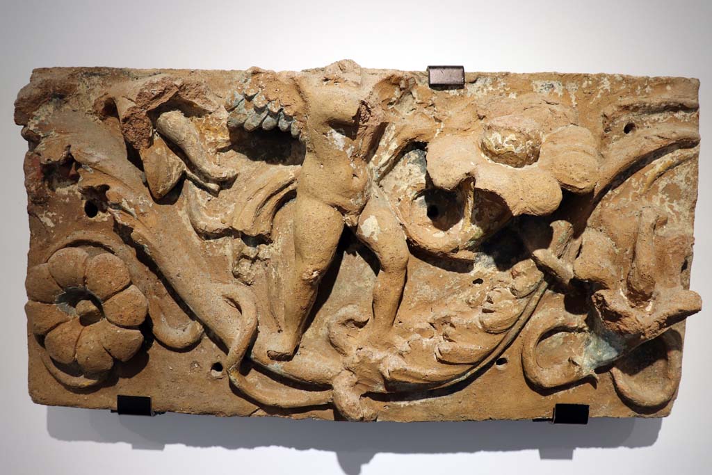 VI.17.42, Pompeii. February 2021. Terracotta plaque found in VI.17.42, on display in Antiquarium, from Insula Occidentalis.
Photo courtesy of Fabien Bièvre-Perrin (CC BY-NC-SA).
