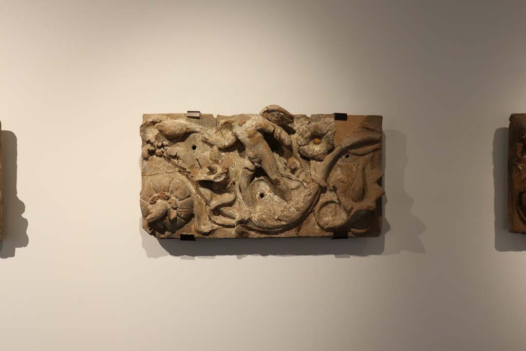 VI.17.42, Pompeii. February 2021. Terracotta plaque found in VI.17.42, on display in Antiquarium, from Insula Occidentalis.
Photo courtesy of Fabien Bièvre-Perrin (CC BY-NC-SA).