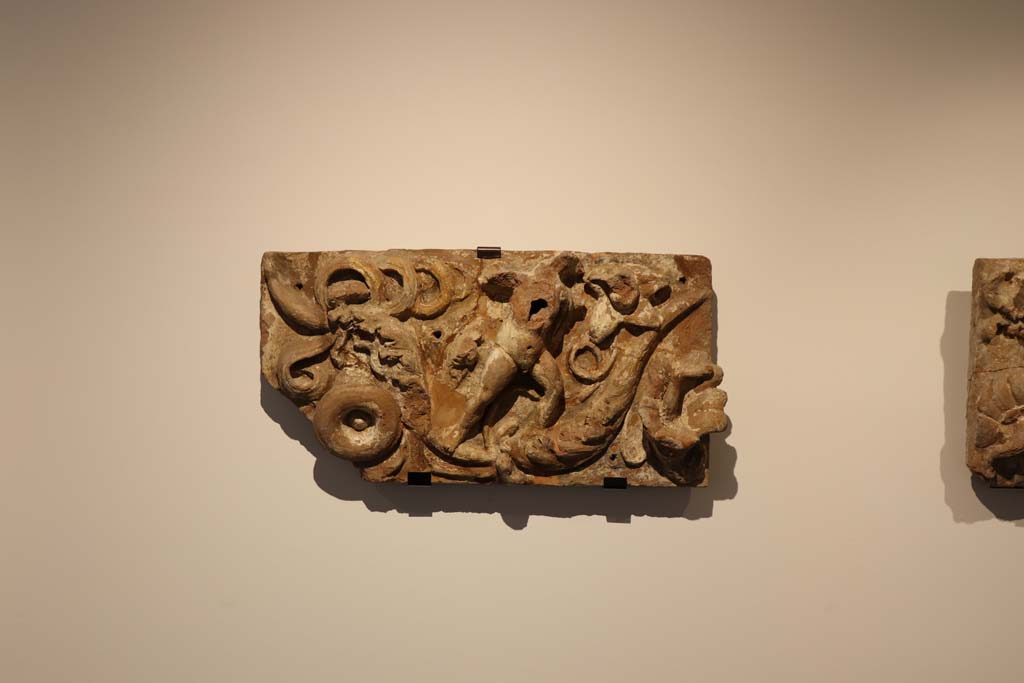 VI.17.42, Pompeii. February 2021. Terracotta plaque found in VI.17.42, on display in Antiquarium, from Insula Occidentalis.
Photo courtesy of Fabien Bièvre-Perrin (CC BY-NC-SA).