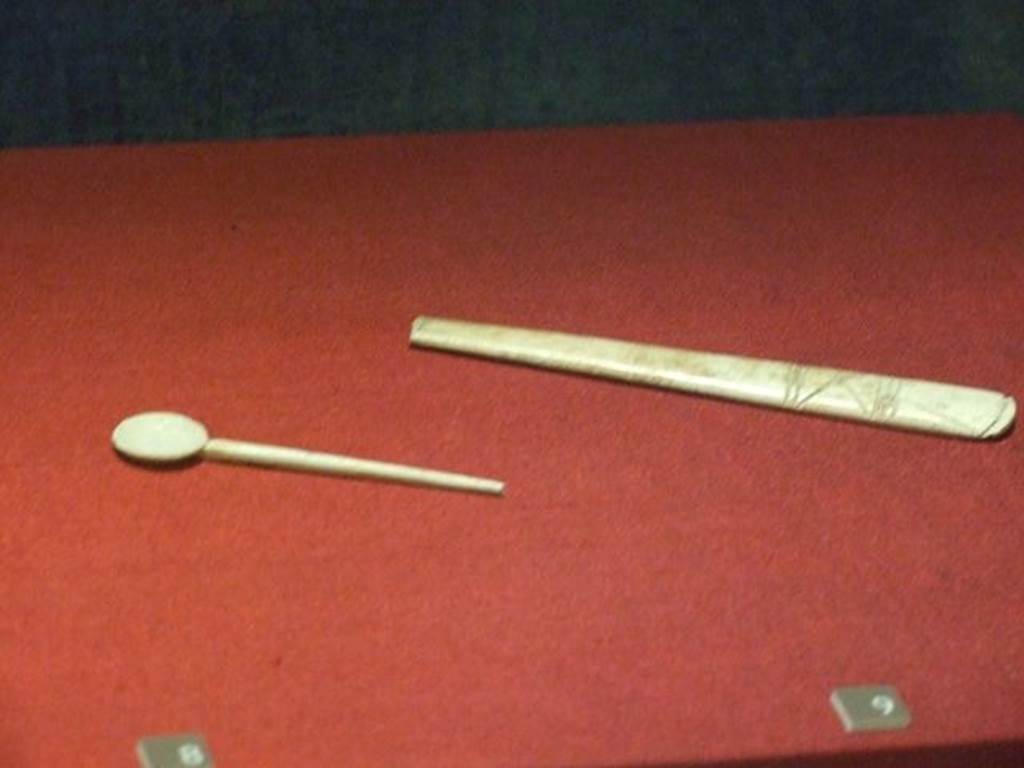 VI.17.42 Pompeii. Bone spoon (On the left). SAP 14259. Photographed at “A Day in Pompeii” exhibition at Melbourne Museum. September 2009.