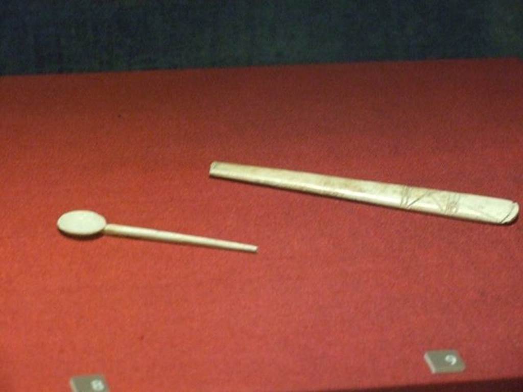 VI.17.42 Pompeii.  Bone spoon (On the left). SAP 14259. Photographed at “A Day in Pompeii” exhibition at Melbourne Museum.  September 2009.