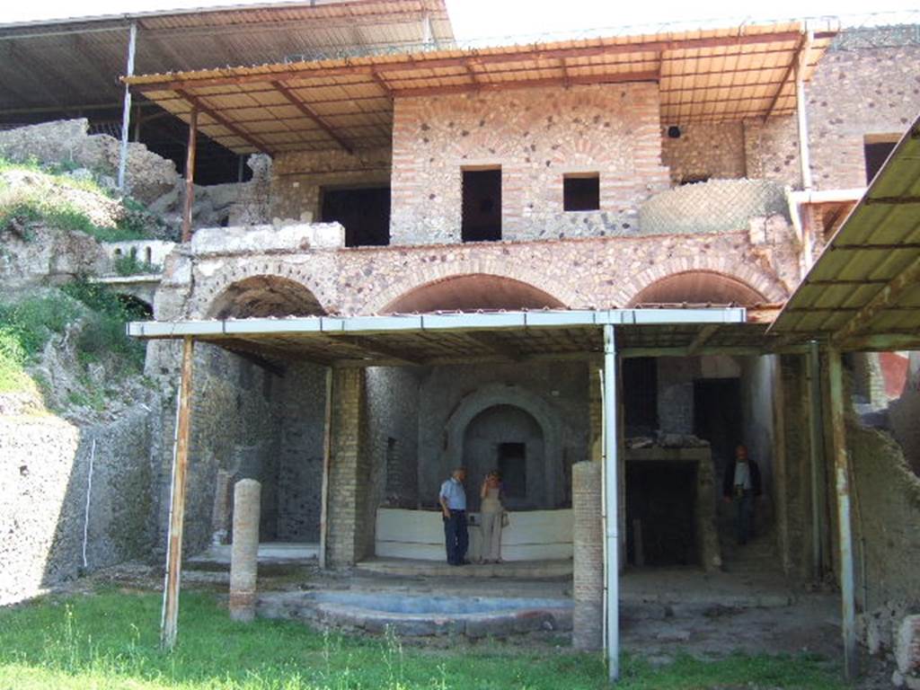 VI.17.42 Pompeii. May 2006. Garden level. Looking east towards garden rooms. Oecus 32 is on the left. Room 31 with the summer triclinium is in the centre. The stairs 30 to the upper floors are on the right. See Bragantini, de Vos, Badoni, 1986. Pitture e Pavimenti di Pompei, Parte 3. Rome: ICCD. (Plan VI.17).