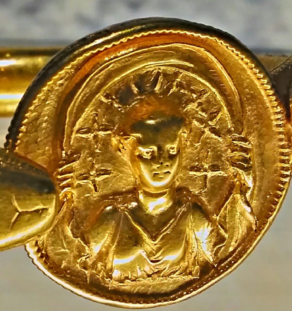 VI.17.42 Pompeii. 2017/2018/2019.
Detail from golden bracelet found on the arm of a woman. Photo courtesy of Giuseppe Ciaramella.