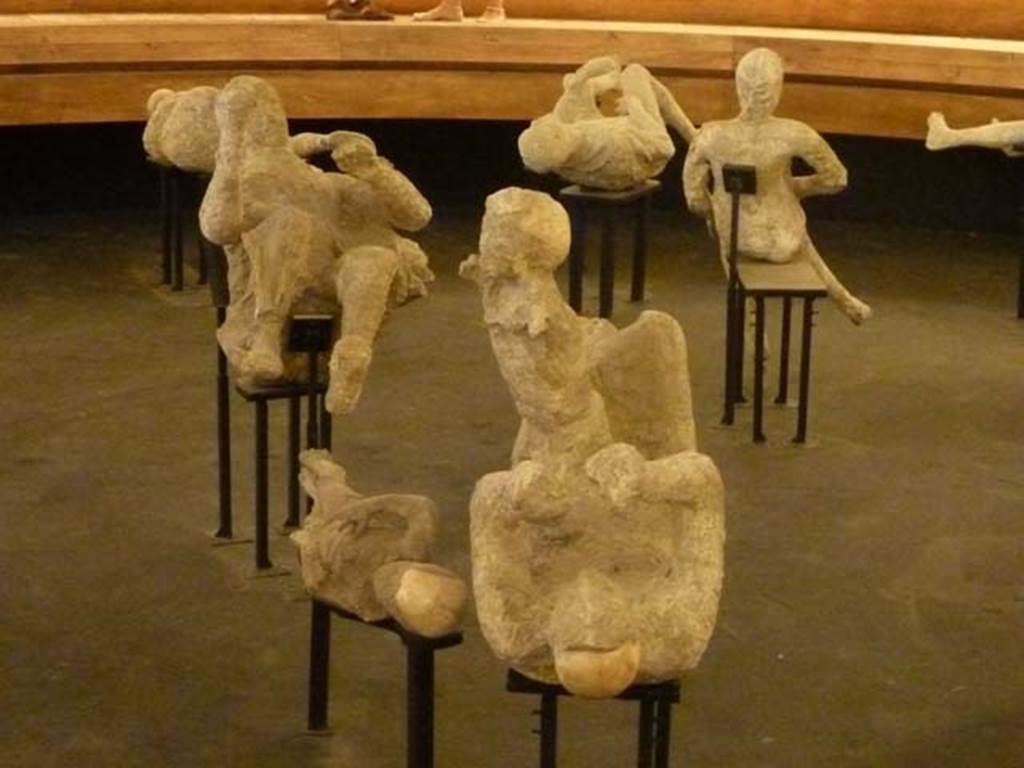 VI.17.42 Pompeii. September 2015. Plaster casts of a group of the four fugitives found in a corridor of the lower level. Exhibit from the Summer 2015 exhibition in the amphitheatre.
