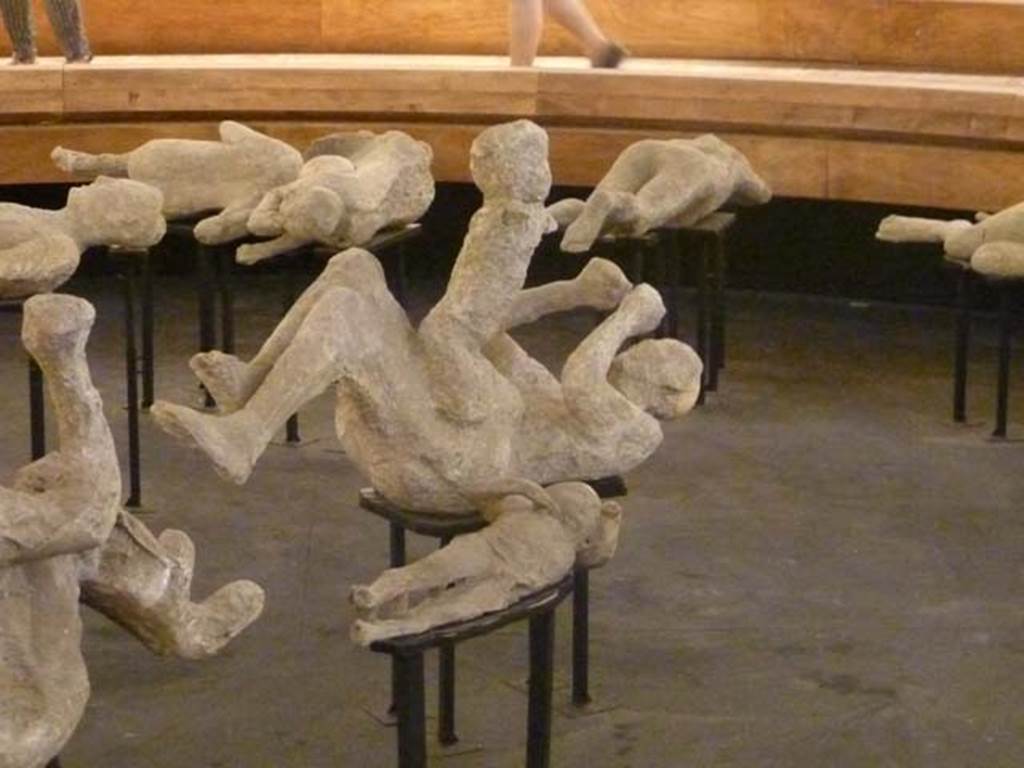 VI.17.42 Pompeii. September 2015. Plaster casts of a group found in a corridor of the lower level. Exhibit from the Summer 2015 exhibition in the amphitheatre.