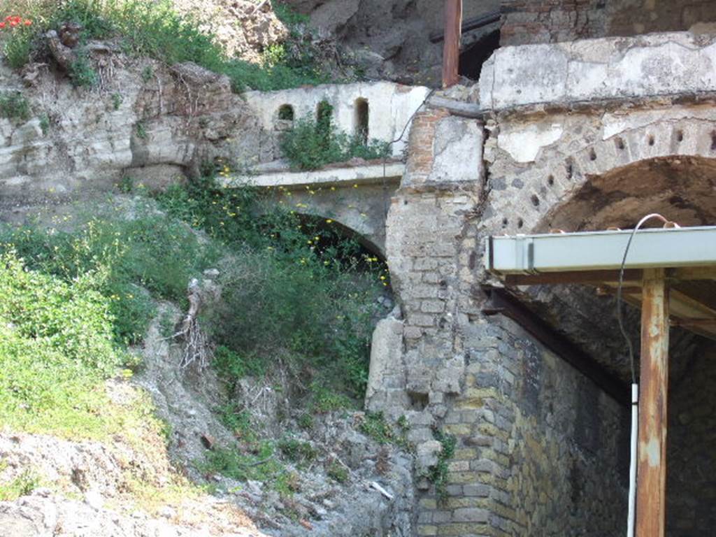 VI.17.42 Pompeii. May 2006. Looking east towards remains of lower room of VI.17.41 (unexcavated) and oecus 32.