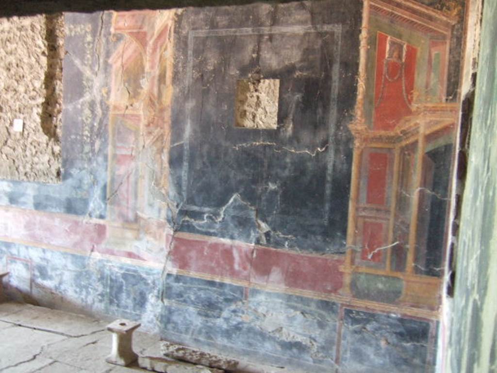 VI.17.42 Pompeii. December 2007. Triclinium 20 overlooking garden. The window in the east wall at rear leads to a second decorated room.