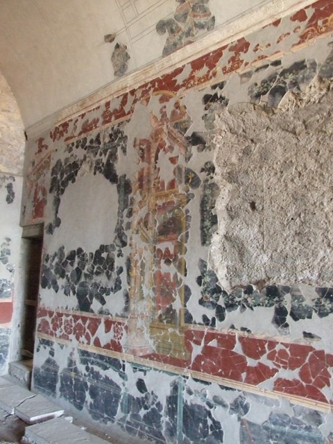 VI.17.42 Pompeii. December 2007. Triclinium 20 overlooking garden. Detail of architectural design painted on south wall.