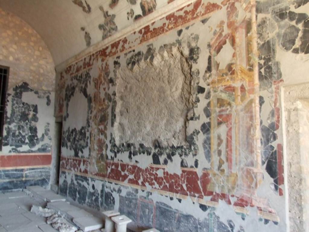 VI.17.42 Pompeii, May 2018. Triclinium 20, south wall, with central wall painting depicting the wedding of Alexander the Great and Roxanne.
Parco Archeologico di Pompei, inv. 41657. Photo courtesy of Buzz Ferebee.
