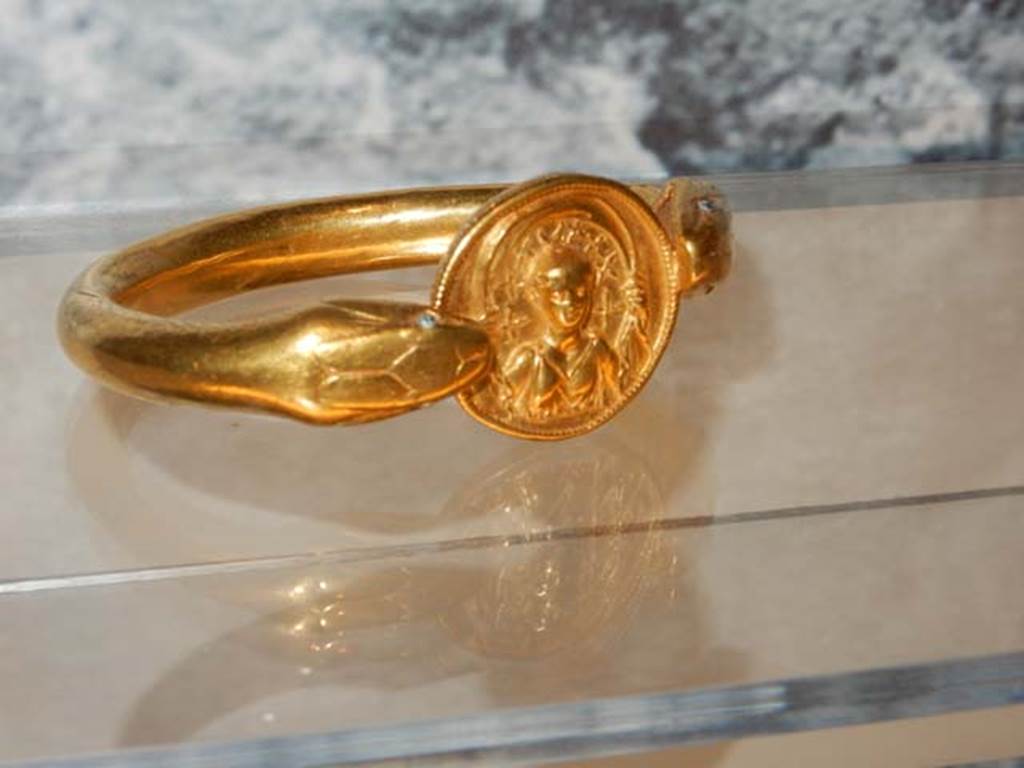 VI.17.42, Pompeii, May 2018. Detail of disc showing bust of goddess Luna, held by a serpent.
Parco Archeologico di Pompei, inventory number 14268.
Photo courtesy of Buzz Ferebee.