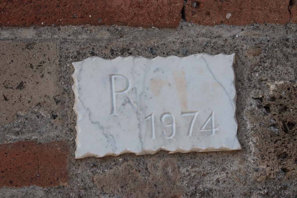 VI.17.42 Pompeii. September 2021.
Plaque outside entrance doorway (R 1974), previously restored in 1974. Photo courtesy of Klaus Heese.