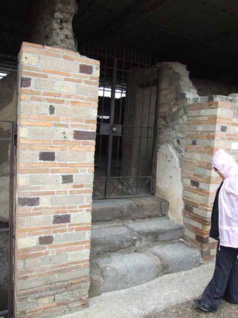 VI.17.42 Pompeii. May 2010. Steps to entrance.