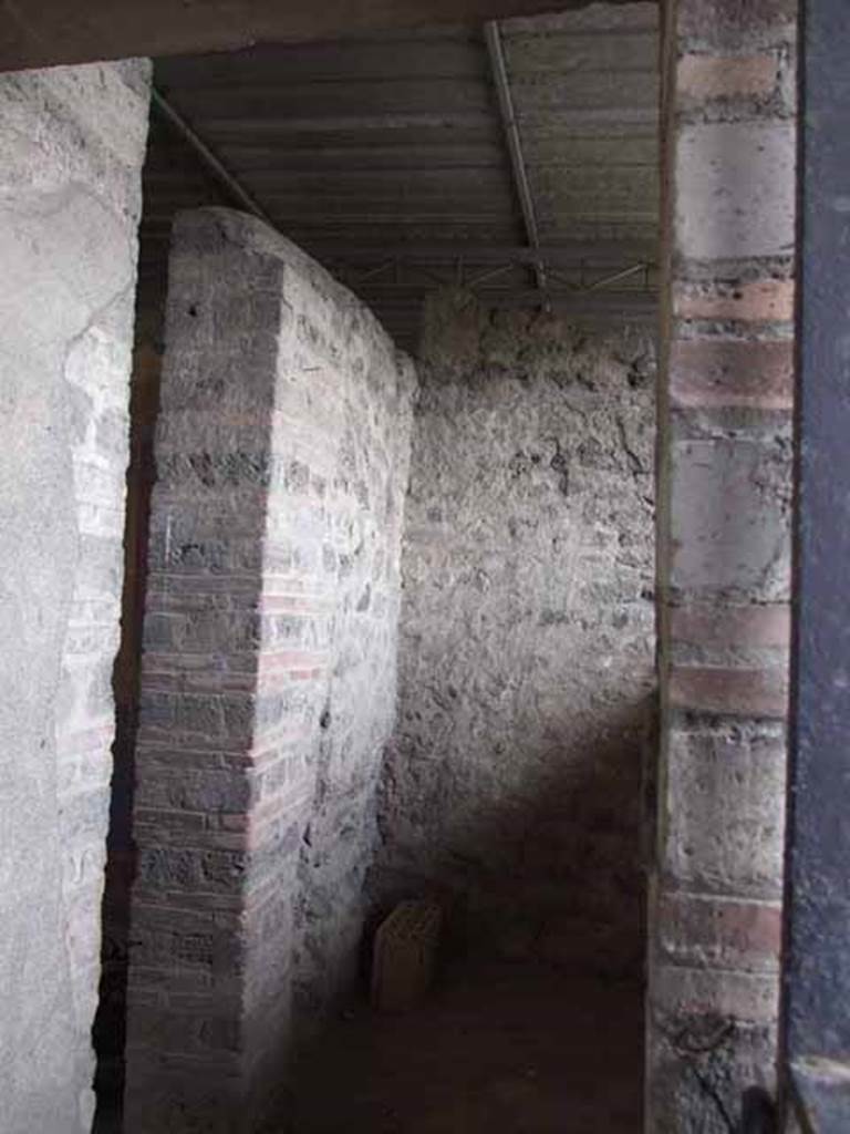 VI.17.42 Pompeii. May 2010. Small room 5 on north side of entrance vestibule.