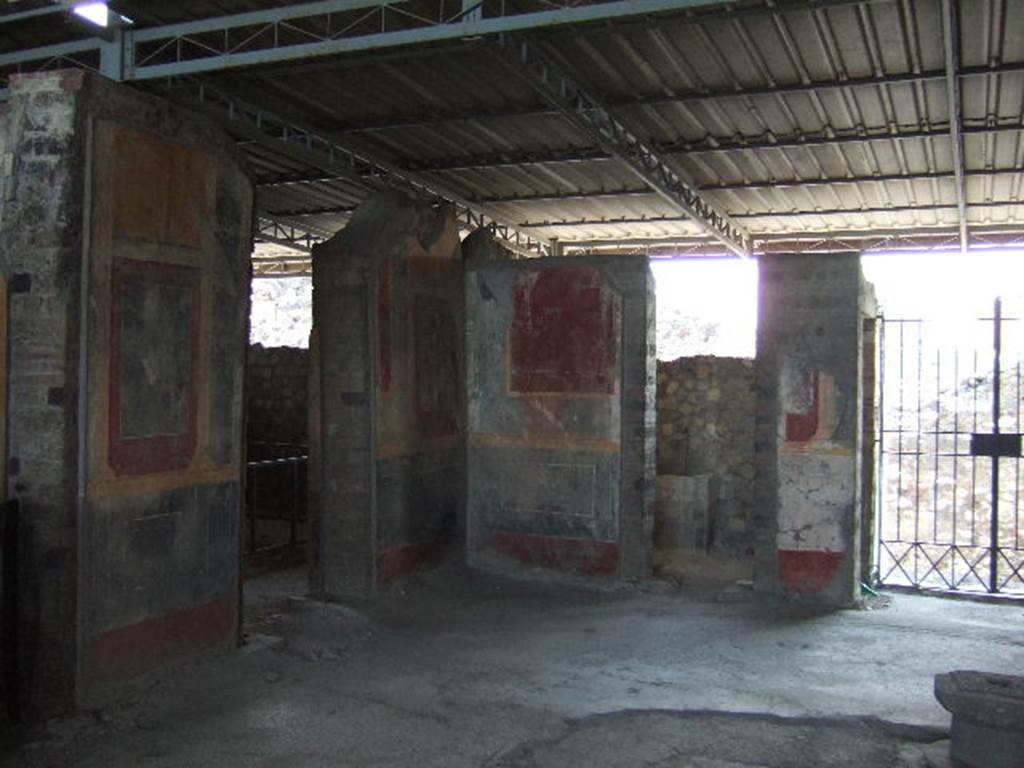 VI.17.42 Pompeii. May 2015. Painted panel on north side of atrium 4, between cubiculum 7 and triclinium 6. Photo courtesy of Buzz Ferebee. 

