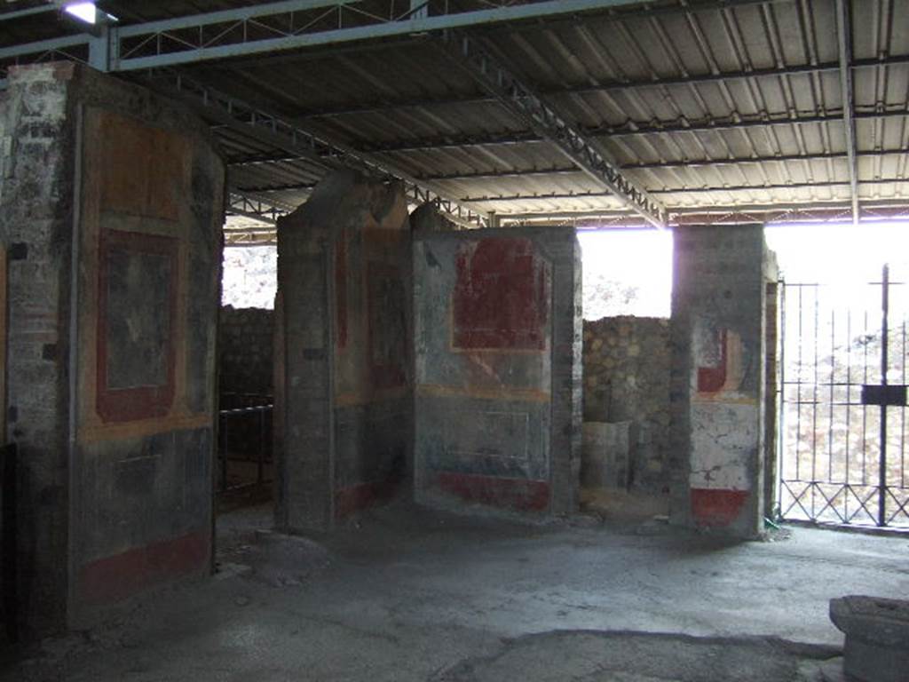 VI.17.42 Pompeii. May 2006. Rooms 6 and 5 in north-east corner of atrium.