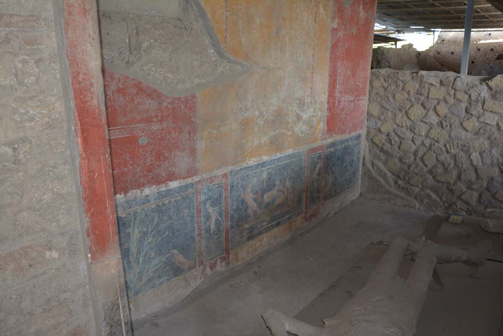 VI.17.42 Pompeii. September 2019. Triclinium 6, west wall with painted decoration, cupid hunting, plant and bird.
Foto Annette Haug, ERC Grant 681269 DÉCOR.