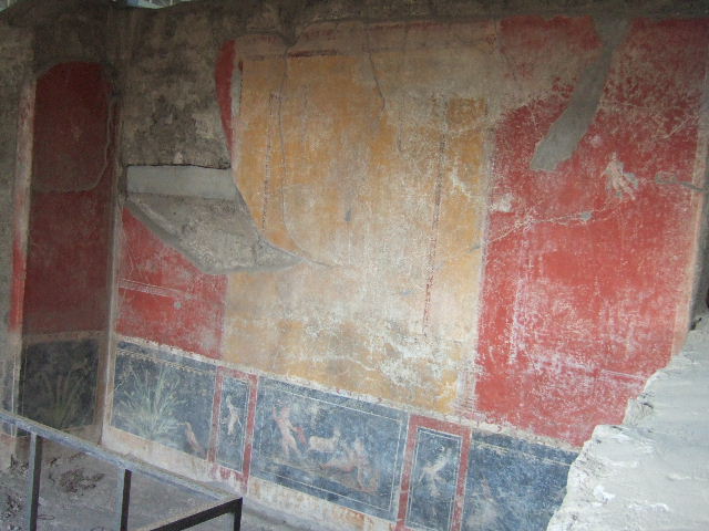 VI.17.42 Pompeii. May 2006. Triclinium 6, south wall. Painted wall with birds and plants.
