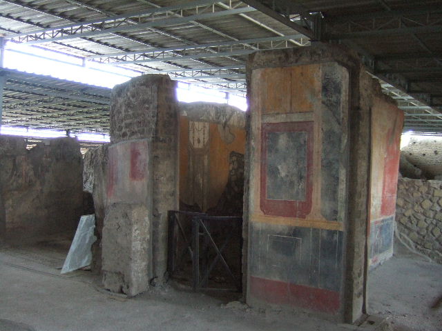 VI.17.42 Pompeii. May 2006. Cubiculum 7, architectural panel on east wall.