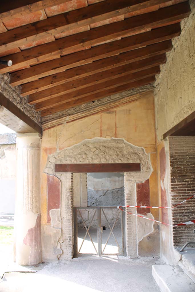 VII.1.8 Pompeii. March 2014. Looking towards west wall on north portico B, and doorway to room Q.
Foto Annette Haug, ERC Grant 681269 DÉCOR