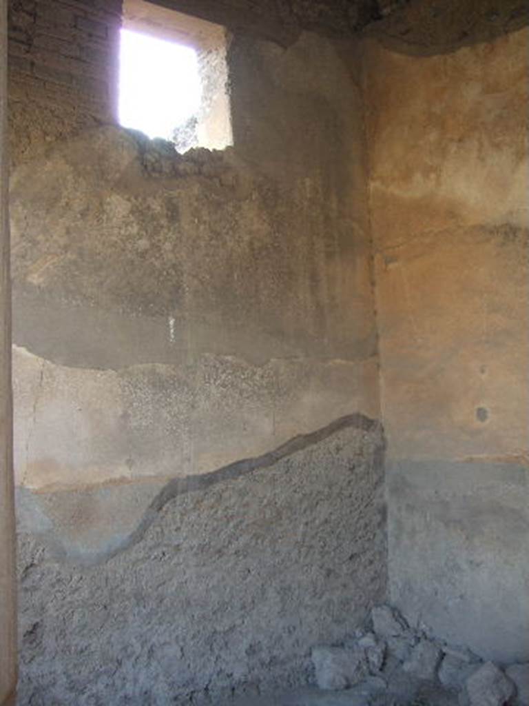 VII.1.8 Pompeii. December 2006. Room R, bowling players’ room, west wall.