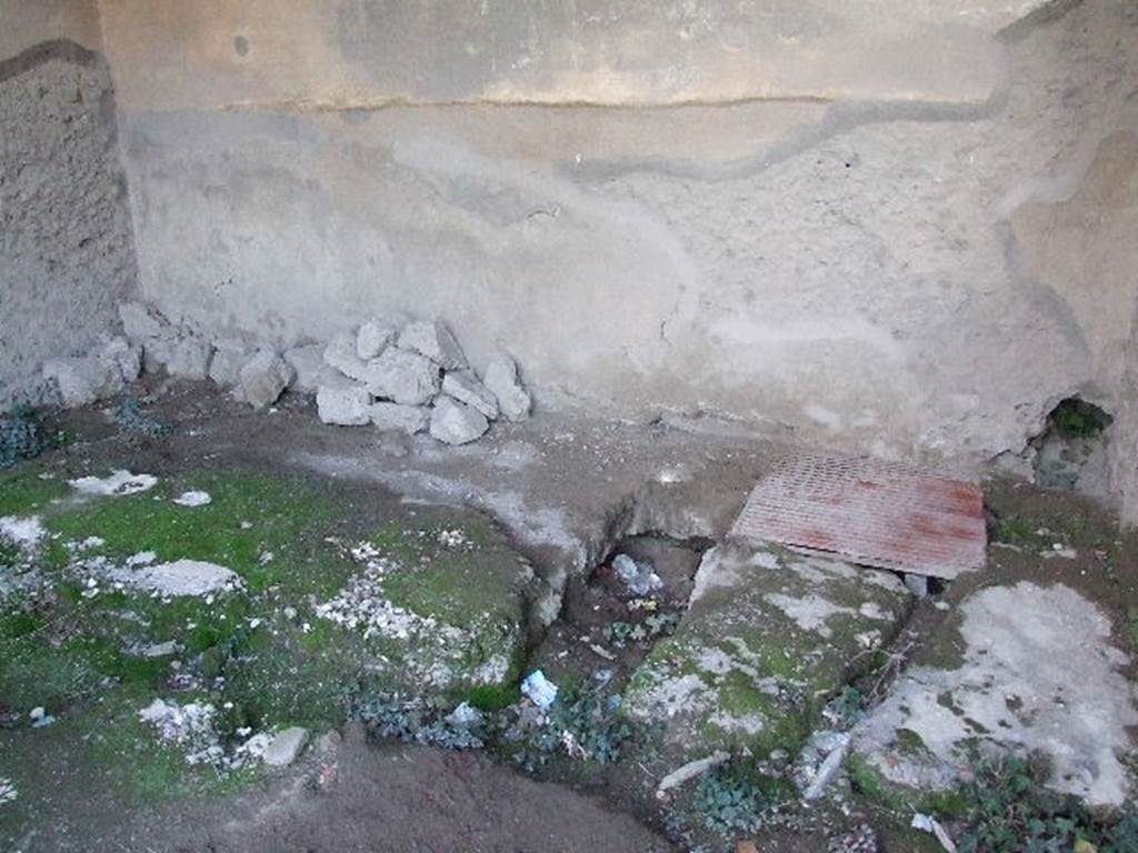 VII.1.8 Pompeii. December 2006. Room R, bowling players’ room, floor and base of north wall.