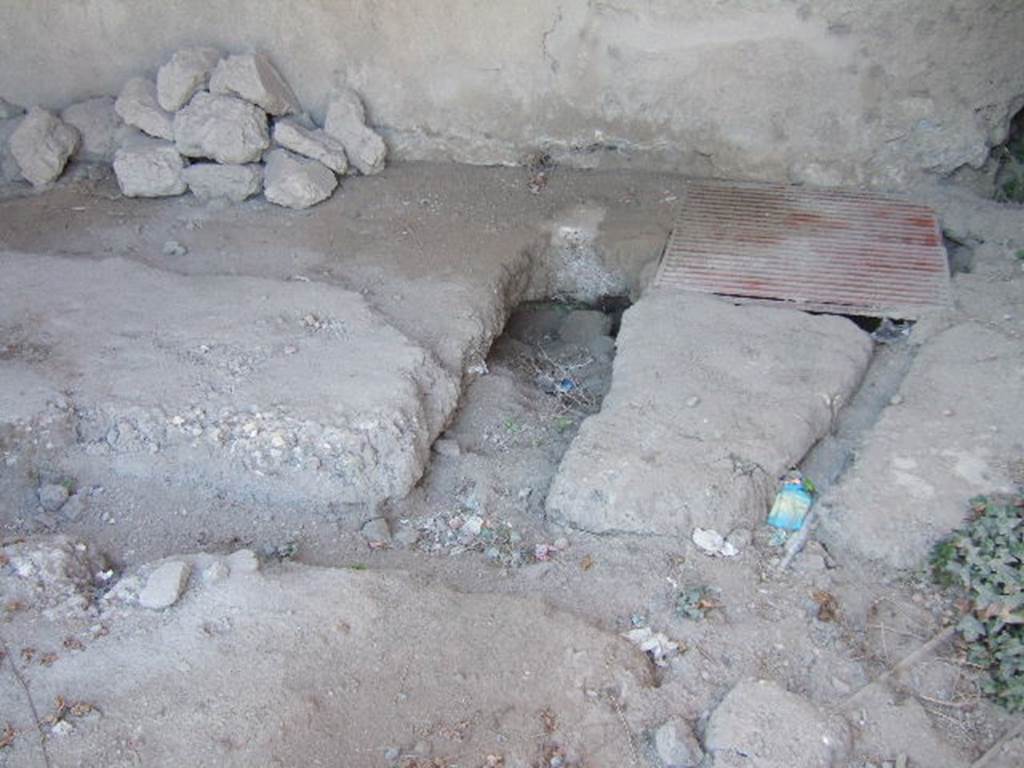 VII.1.8 Pompeii. December 2006. Room R, bowling players’ room, floor.