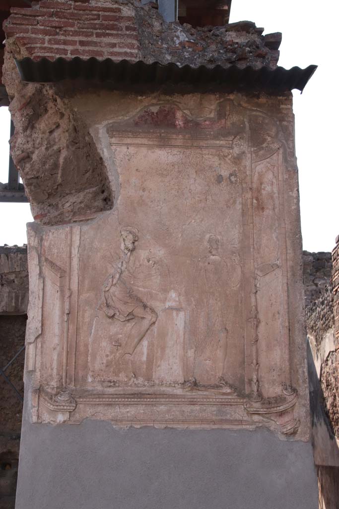 VII.1.8 Pompeii. September 2021.
Pilaster on north side of nymphaeum G entrance. Photo courtesy of Klaus Heese.