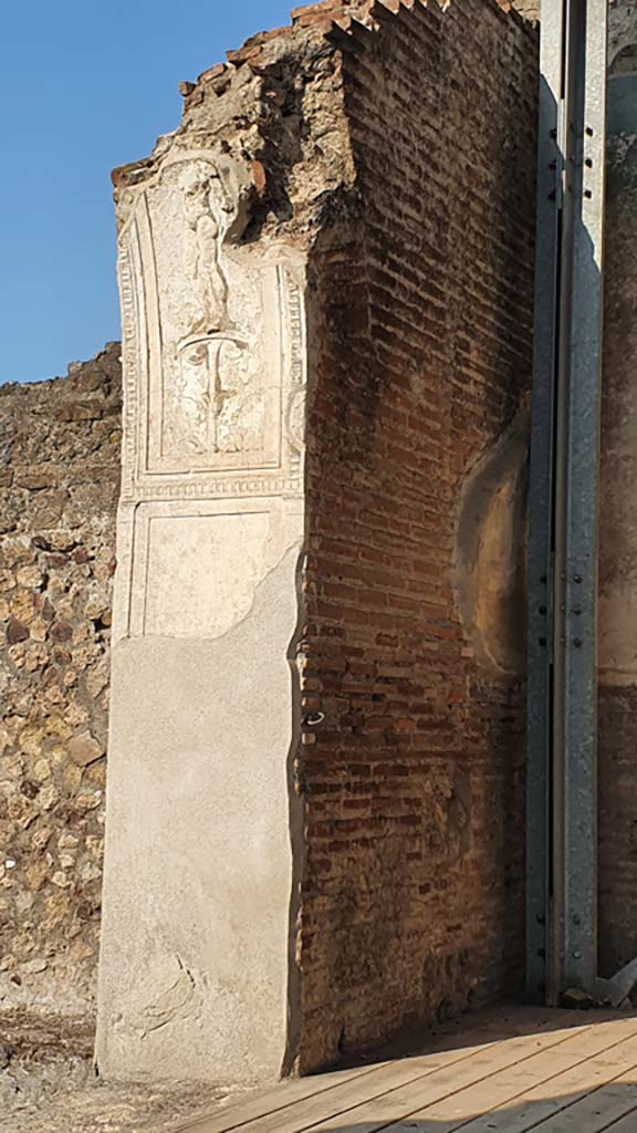 VII.1.8 Pompeii. July 2021.
Looking towards east side pillar of south wall of Nymphaeum G, with Pool D on the left.
Foto Annette Haug, ERC Grant 681269 DÉCOR