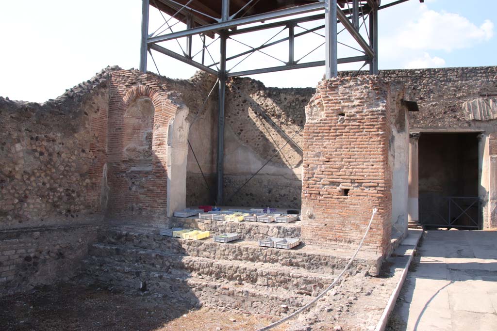 VII.1.8 Pompeii. September 2021.
Looking towards pilaster of Nymphaeum G, on north side of Pool D. Photo courtesy of Klaus Heese.