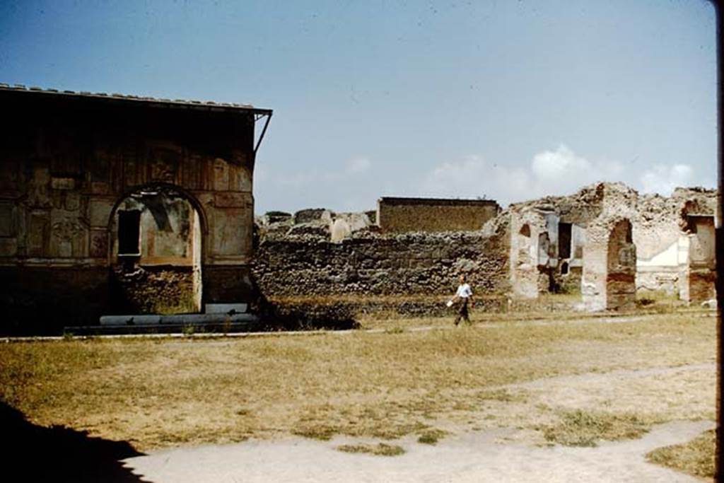 VII.1.8 Pompeii. 1959. Looking west towards the west side of gymnasium C. Photo by Stanley A. Jashemski.
Source: The Wilhelmina and Stanley A. Jashemski archive in the University of Maryland Library, Special Collections (See collection page) and made available under the Creative Commons Attribution-Non Commercial License v.4. See Licence and use details.
J59f0560
