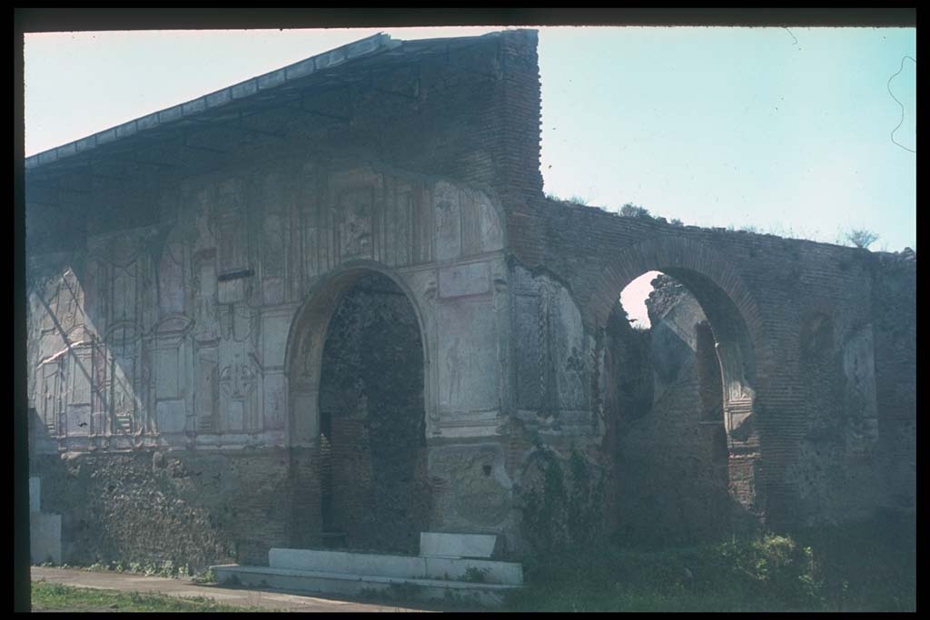 VII.1.8 Pompeii. Stucco wall in south-west corner and nymphaeum F with two arches.
Photographed 1970-79 by Günther Einhorn, picture courtesy of his son Ralf Einhorn.
