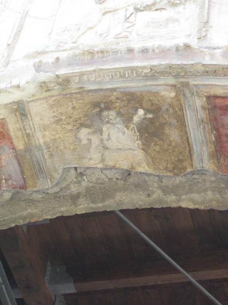 VII.1.8 Pompeii. July 2012.
Detail of stucco plaster on underneath of arch to nymphaeum F. Photo courtesy of Sharon M. Wolf.
In a stucco panel as a keystone of the archway between Palaestra C and room F, Kuivalainen describes –
“A youth riding a panther backwards, with the upper part of his body turned towards the viewer. He holds the panther’s neck with his right hand, and a thyrsus with his left hand. The panther is moving forwards, with its left foreleg raised.”
See Kuivalainen, I., 2021. The Portrayal of Pompeian Bacchus. Commentationes Humanarum Litterarum 140. Helsinki: Finnish Society of Sciences and Letters, (p.122, C24).