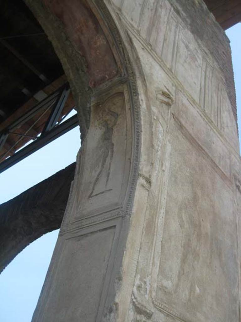 VII.1.8 Pompeii. July 2012. Nymphaeum F, east wall. Decorative stucco plasterwork on north side of arch. Photo courtesy of Sharon M. Wolf.