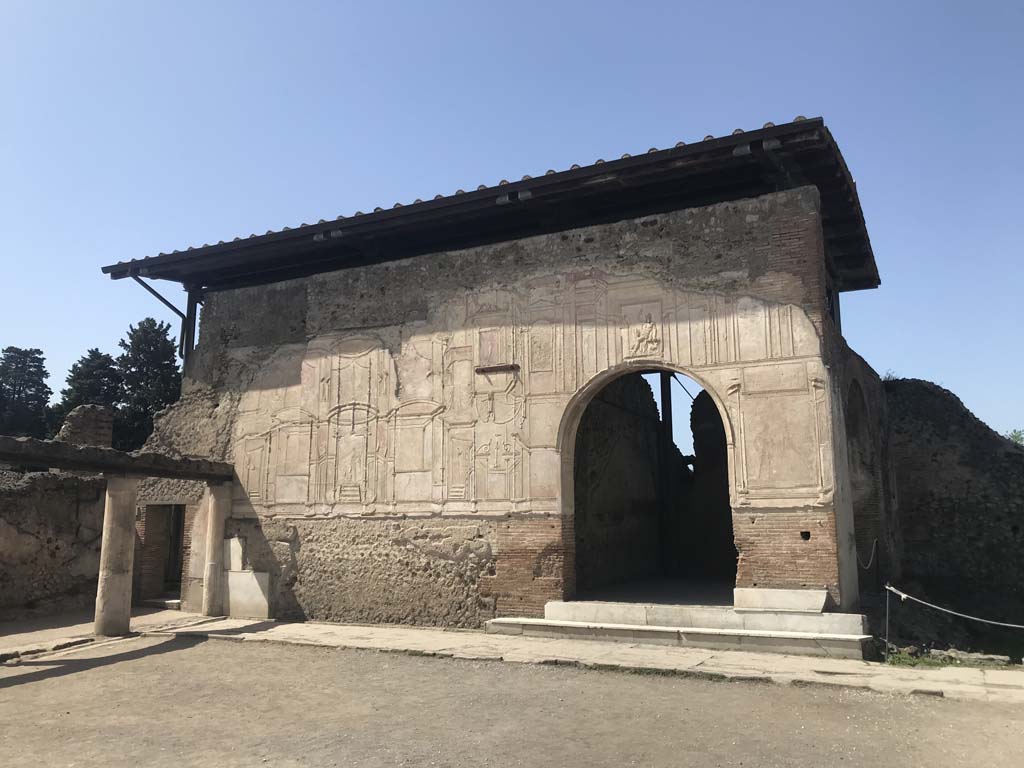 VII.1.8 Pompeii. April 2019.
South-west corner of gymnasium C. Stucco exterior walls of destrictarium E and nymphaeum F.
Photo courtesy of Rick Bauer.