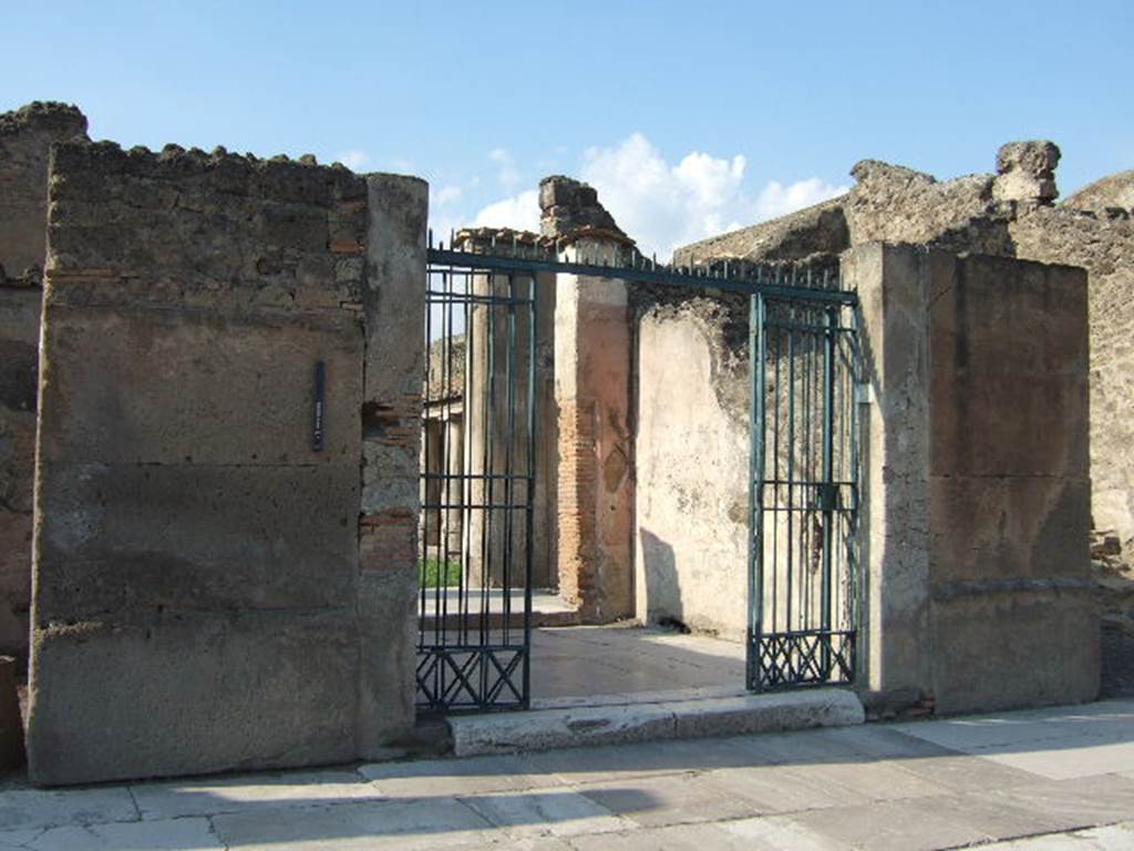 VII.1.8 Pompeii. September 2005. Entrance and vestibule A.