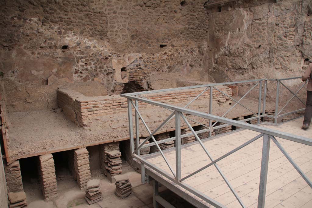 VII.1.8 Pompeii. April 2013. Men’s tepidarium 3, north-east corner (left) and pool against east end wall.
Photo courtesy of Klaus Heese.