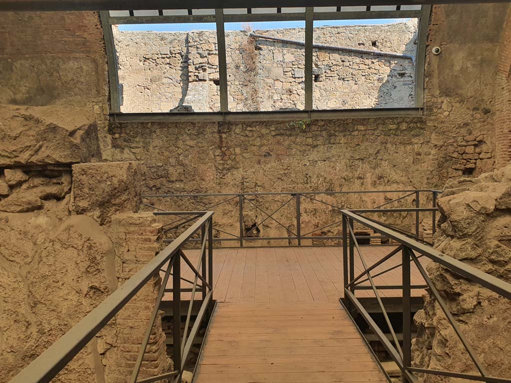 VII.1.8 Pompeii. July 2021. Looking north along walkway between tepidarium 3 and calidarium 5.
Foto Annette Haug, ERC Grant 681269 DÉCOR