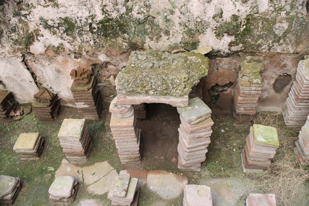VII.1.8 Pompeii. March 2014. Caldarium 5, looking towards north wall and hypocaust system.
Foto Annette Haug, ERC Grant 681269 DÉCOR
