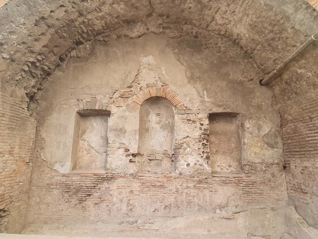 VII.1.8 Pompeii. July 2021. East end wall of calidarium 5.
Foto Annette Haug, ERC Grant 681269 DÉCOR