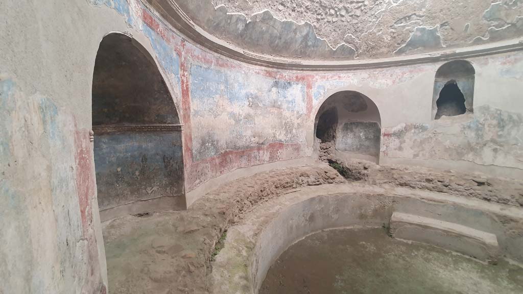 VII.1.8 Pompeii. July 2021. West side with painted decoration between recesses in frigidarium 4.
Foto Annette Haug, ERC Grant 681269 DÉCOR