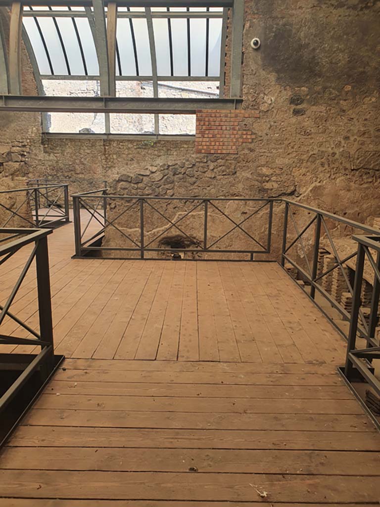 VII.1.8 Pompeii. July 2021. Looking north from men’s tepidarium 3 towards caldarium 5.
Foto Annette Haug, ERC Grant 681269 DÉCOR