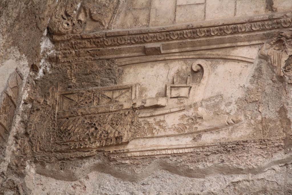 VII.1.8 Pompeii. April 2014. Men’s tepidarium 3, detail of decoration on upper west wall at south end.
Photo courtesy of Klaus Heese.