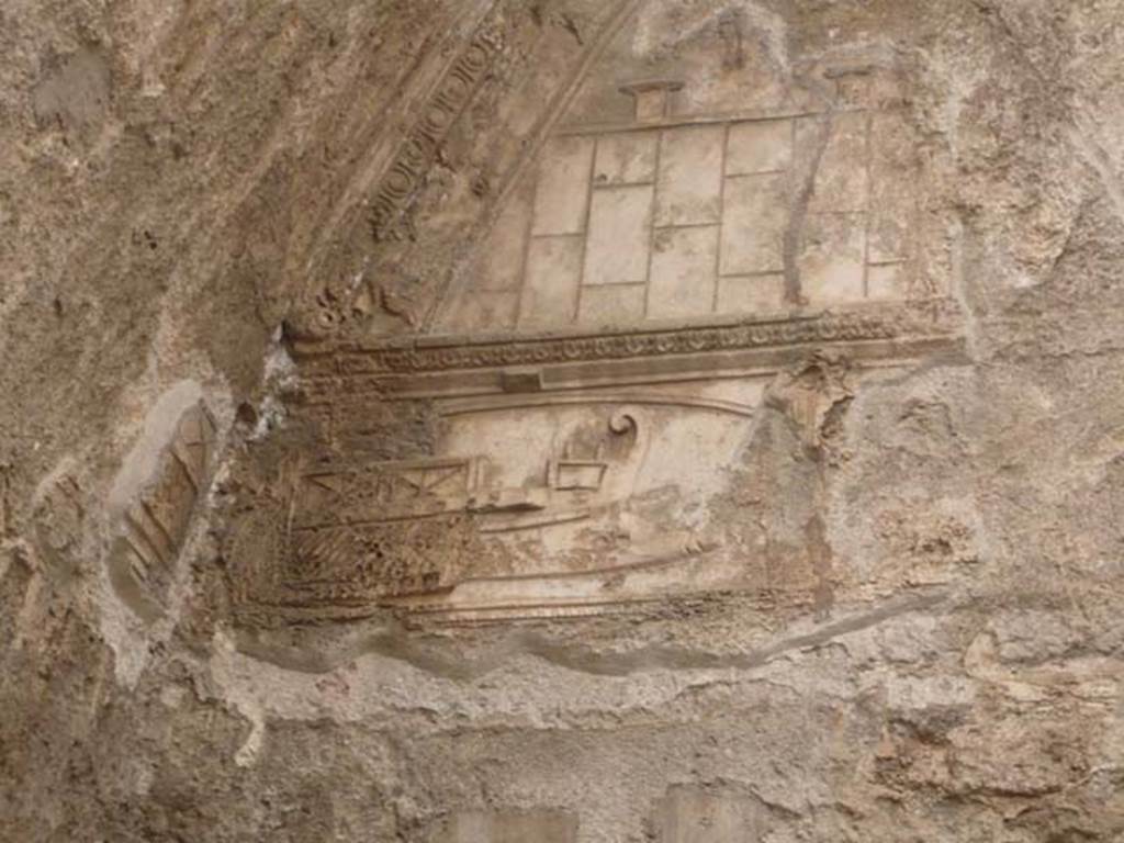 VII.1.8 Pompeii. May 2012. Men’s tepidarium 3, detail of decoration on upper west wall. Photo courtesy of Buzz Ferebee.