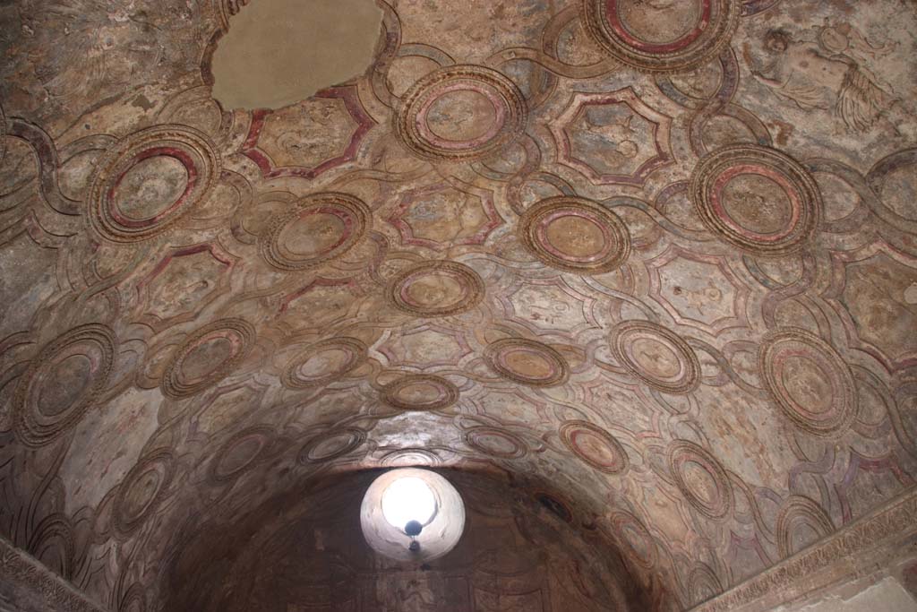 VII.1.8 Pompeii. September 2017. Looking across vaulted decorated ceiling towards west wall of vestibule 1.
Photo courtesy of Klaus Heese.