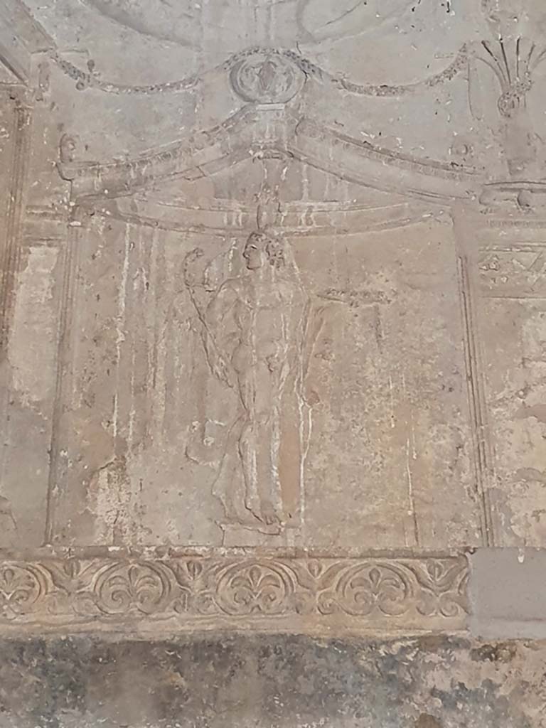 VII.1.8 Pompeii. July 2021. Detail of stucco from upper west wall in men’s changing room 2.
Foto Annette Haug, ERC Grant 681269 DÉCOR