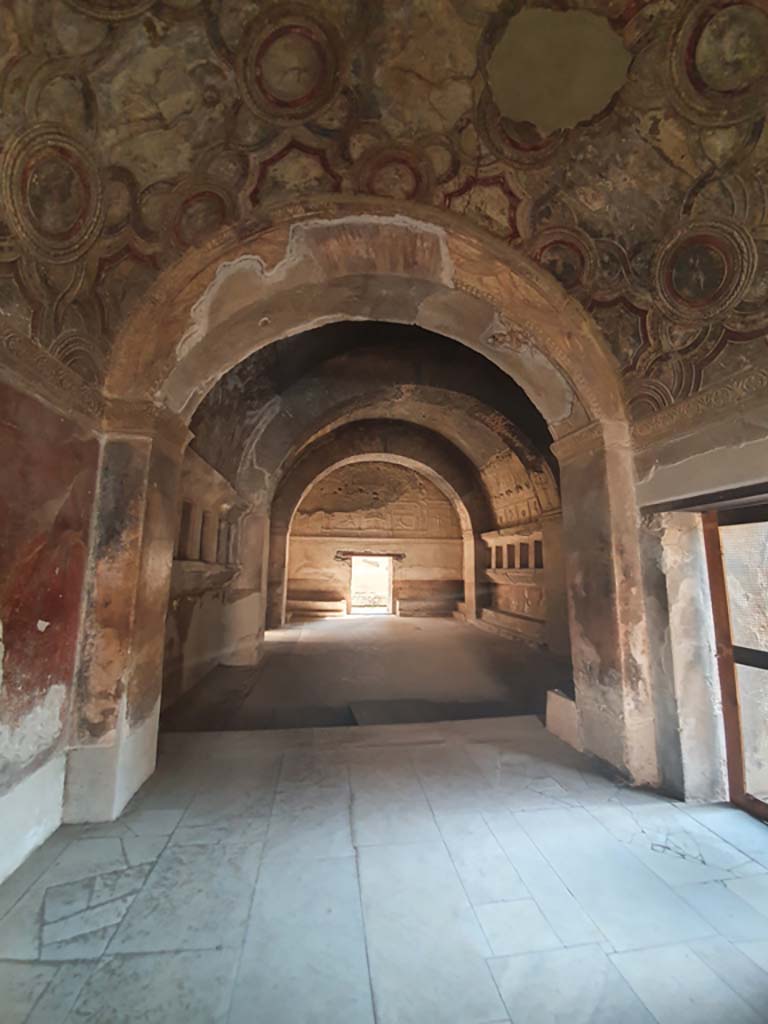 VII.1.8 Pompeii. July 2021. Looking from east end of Vestibule 1, across room2, men’s changing room.
Foto Annette Haug, ERC Grant 681269 DÉCOR