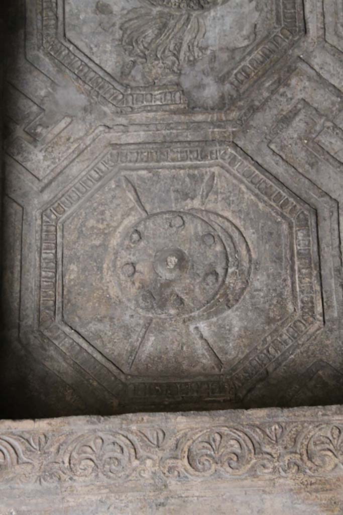 VII.1.8 Pompeii. March 2014. North wall, west end, detail of stucco decoration.
Foto Annette Haug, ERC Grant 681269 DÉCOR